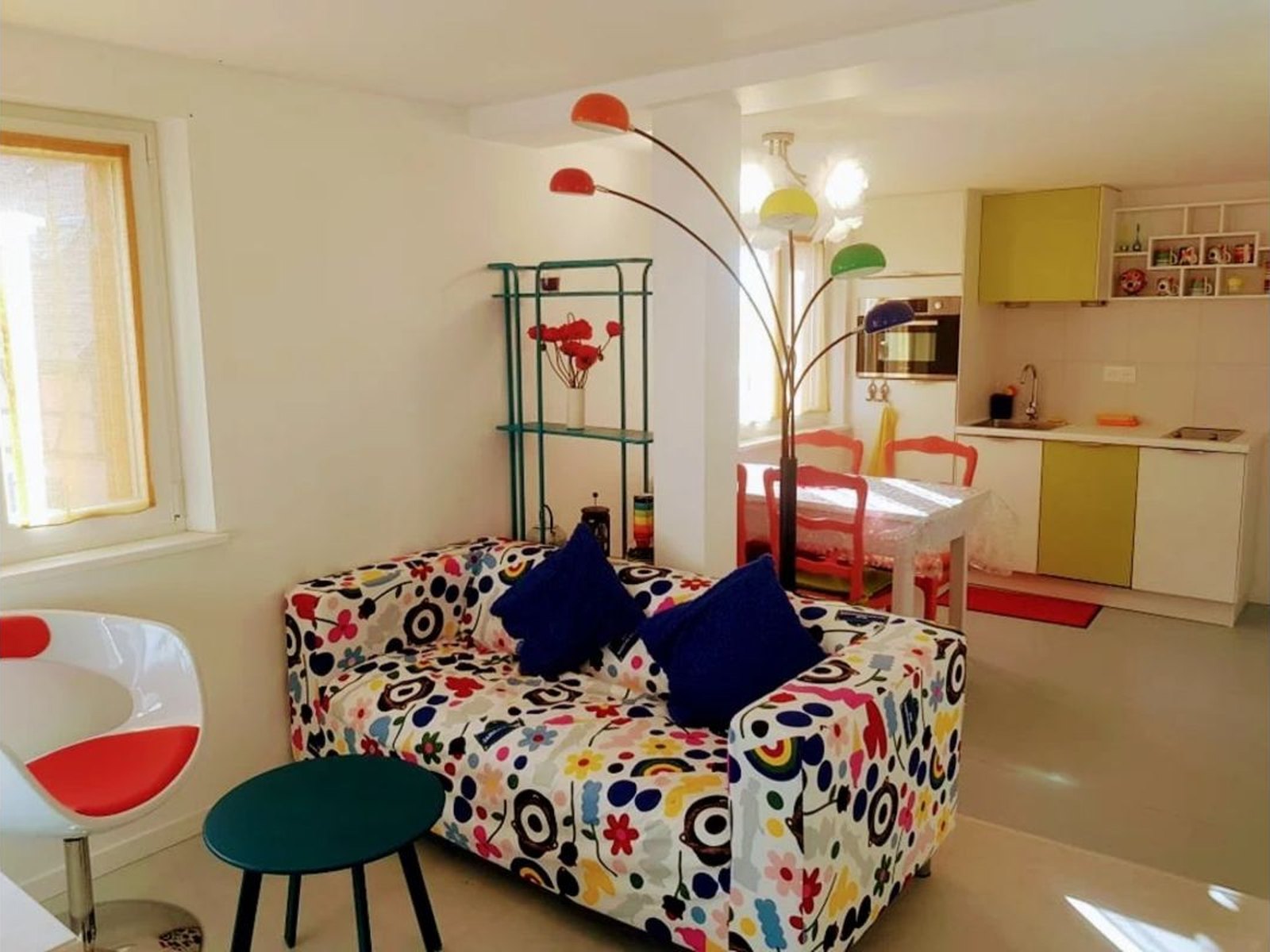 Espace de vie coloré avant retouche photo : lumière déséquilibrée