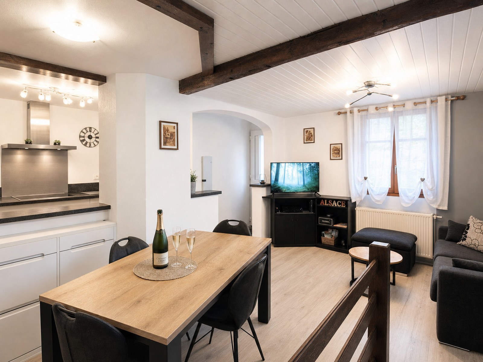 La même pièce de vie après optimisation Lunea Visual : blancs corrigés et scène de table mise en scène