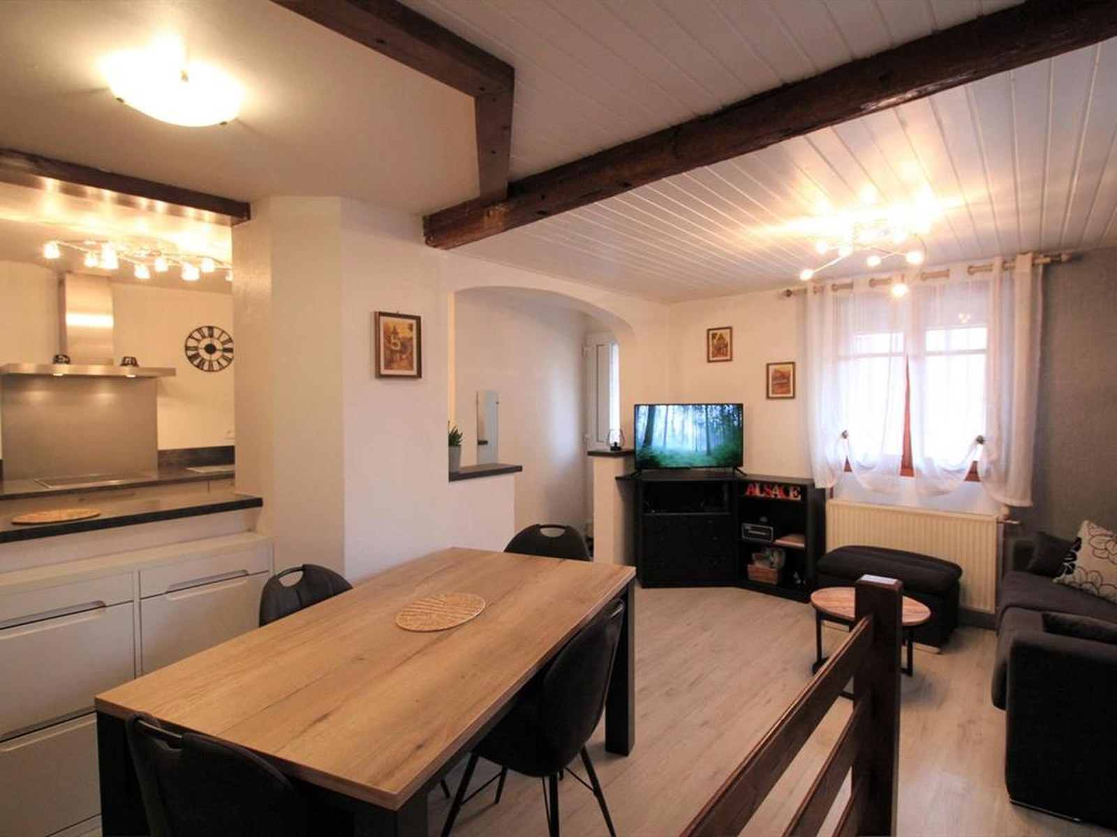 Pièce de vie d'un gîte alsacien avant optimisation : ambiance jaunie