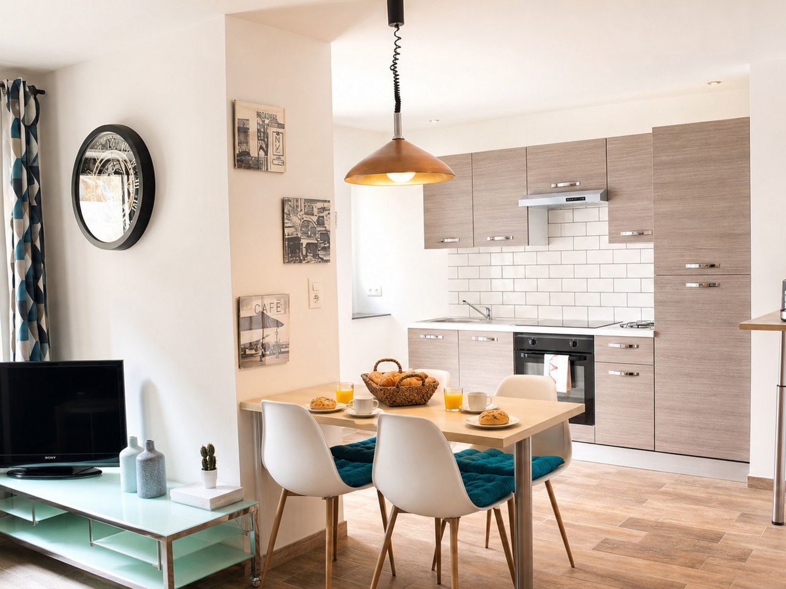 La même cuisine ouverte après optimisation Lunea Visual : lumière homogène et petit-déjeuner mis en scène